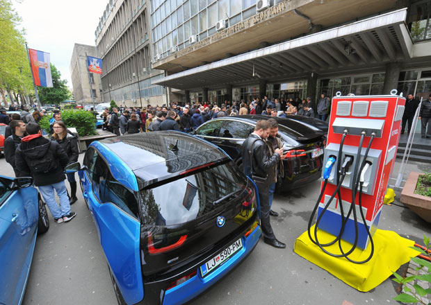 Постављен први е-пуњач за возила